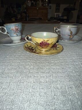 Vintage Tea Cups & Saucers. Beautiful in great condition